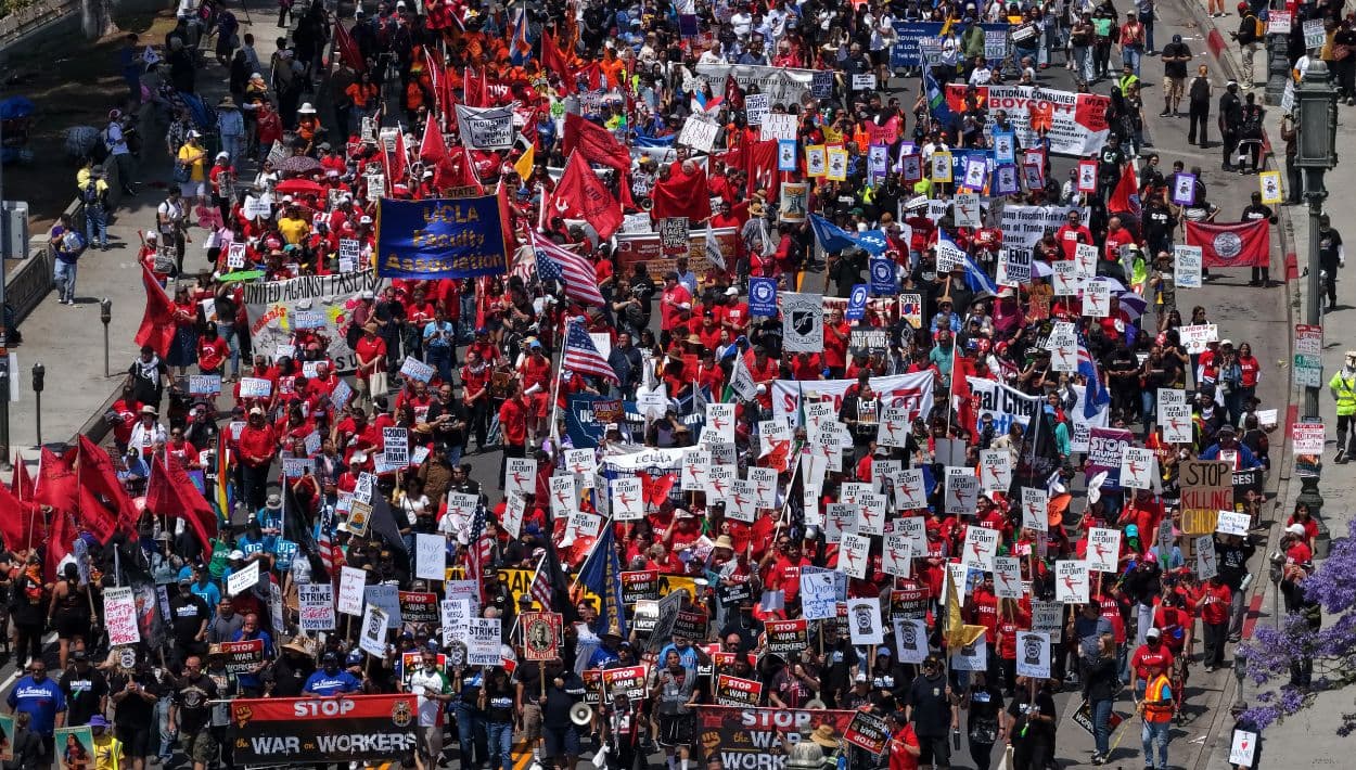 En una vista aérea, activistas laborales marchan por MacArthur Park durante una manifestación del May Day este 1 de mayo de 2026 en Los Ángeles, California. Miles de manifestantes salieron a las calles para protestar en el Día Internacional de los Trabajadores, exigiendo salarios más altos, mayores protecciones laborales y una ampliación de los derechos para los inmigrantes.