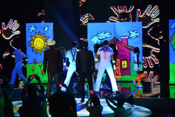 Mira los mejores momentos detrás de cámaras y sobre el escenario con todas las estrellas que llegaron a Teletón USA para participar en esta importante causa.