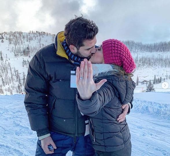 "[...] Lo planeé con meses de anticipación, busqué el anillo, consulté con sus amigas, con familiares. Cuando subimos la montaña íbamos con mis primos y les dije que nos tomaran video con la montaña de fondo y ahí saqué el anillo. Le confesé todo, le pedí matrimonio y aceptó", recordó David.