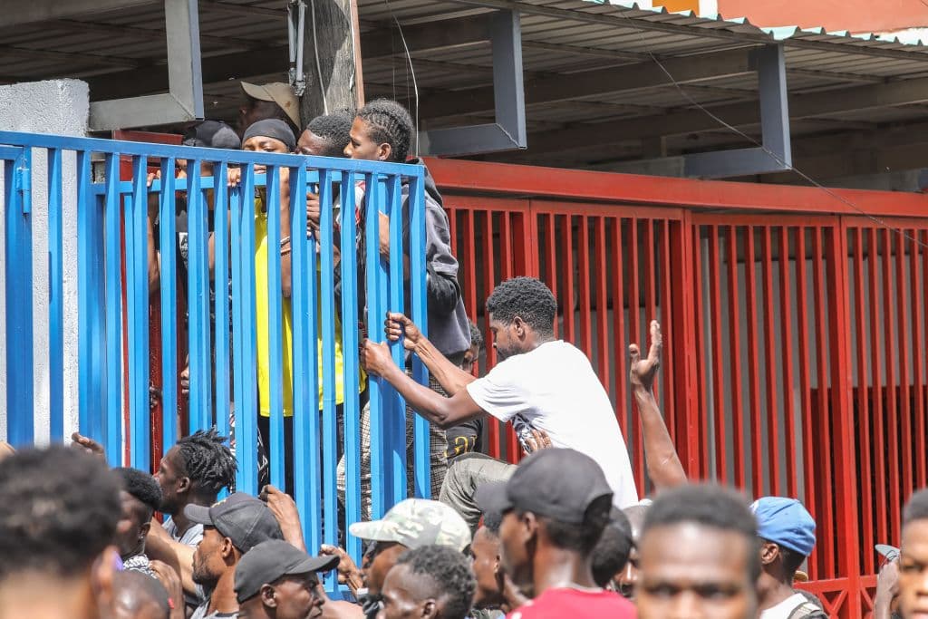 Multitudes 
<b>rodean también la estación de Policía</b> de Petionville donde están los hombres armados acusados de participar en el asesinato de Moise.