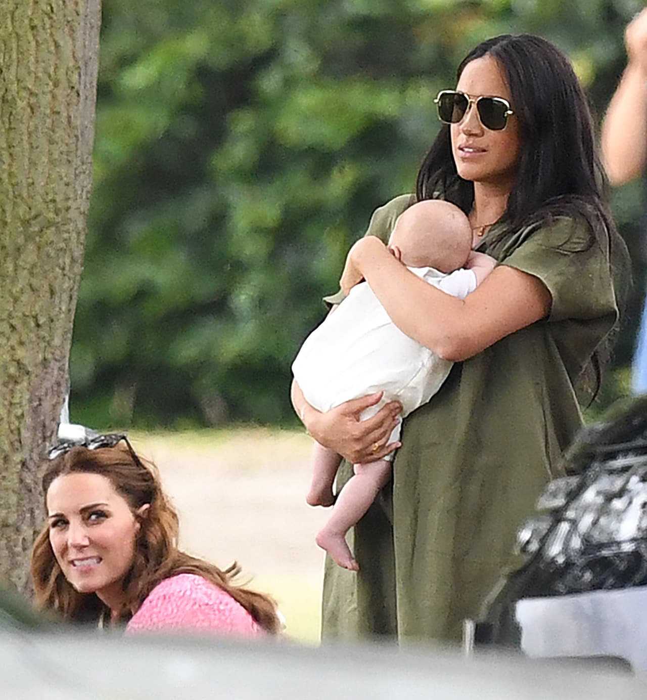 Después se le volvió a ver 
<b><a href="https://www.univision.com/famosos/asi-fue-el-primer-acto-publico-de-archie-en-brazos-de-meghan-y-fue-para-apoyar-a-su-papa-harry-fotos" target="_blank">en brazos de su madre</a></b> durante un juego de polo en el que participó el príncipe Harry junto a su hermano, el príncipe William, en julio pasado. 
<br>