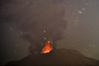 En la madrugada se observóexpulsión de material incandescente desde el cráter del volcán chileno Calbuco.