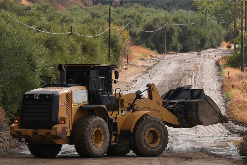 Las autoridades han emitido una advertencia de evacuación para las comunidades montañosas afectadas ante el pronóstico de más tormentas para el viernes. Los equipos de emergencia continúan evaluando las zonas impactadas para determinar la magnitud de los daños.