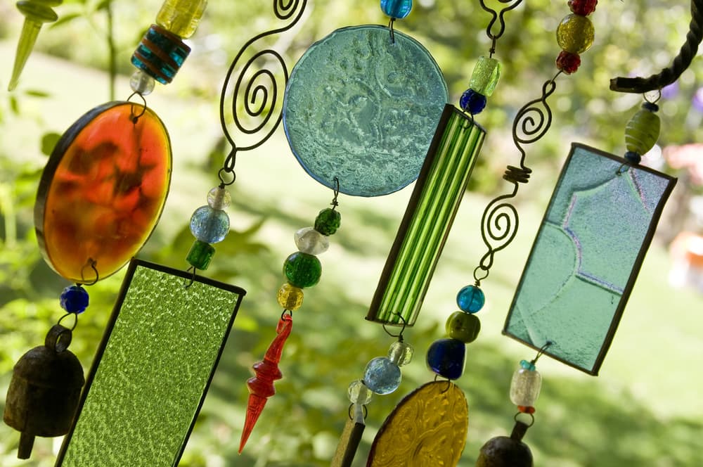 <b>Los signos de Aire (Géminis, Libra y Acuario)</b>
<br>Tiempo de perfumar el ambiente con inciensos fragantes de suave olor que crean un medio propicio para la meditación, la relajación y el descanso. Asimismo tener algún tipo de colgantes que suenen delicadamente cuando el viento los roce.