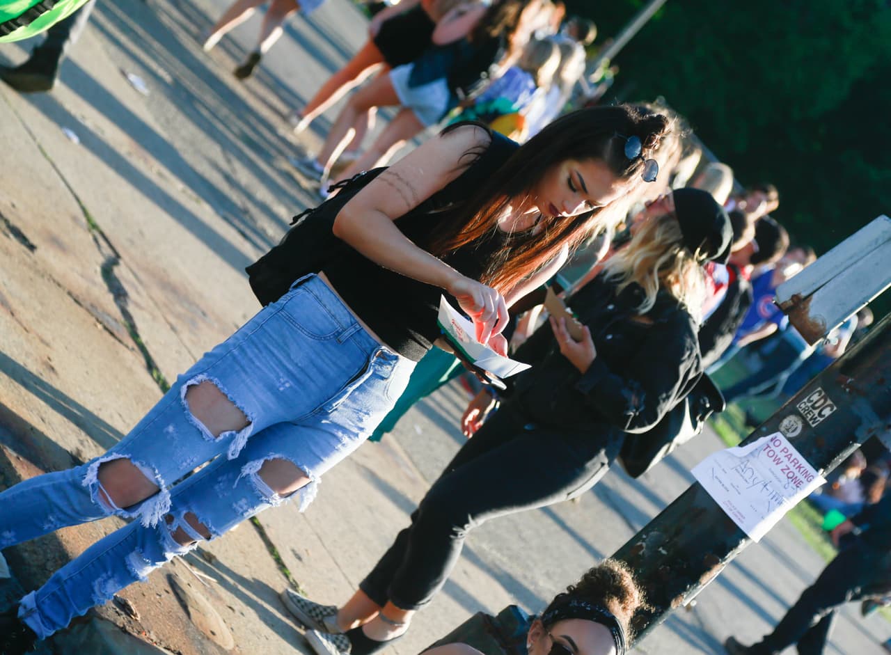 Desde disfraces de unicornios hasta atuendos muy veraniegos, pero eso sí muy buena vibra. Aquí una galería de fotos de la moda y el ambiente de Lollapalooza.