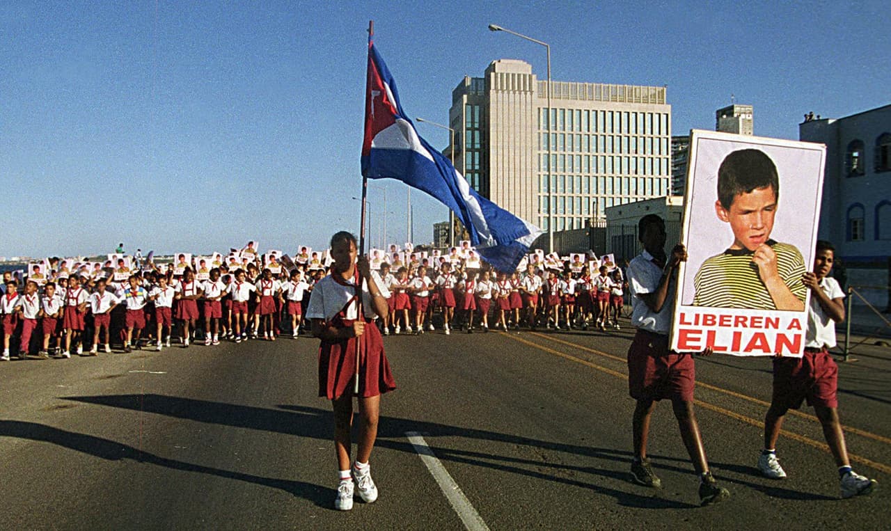 Unos 300,000 pioneros cubanos marchan en La Habana el 9 de diciembre de 1999 para exigir el retorno de Elián González.