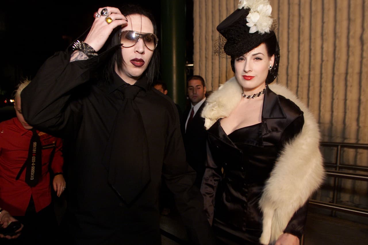Dita Von Teese, quien se casó con el cantante en diciembre de 2003, también le mostró su apoyo a las víctimas a través de un mensaje en Instagram.