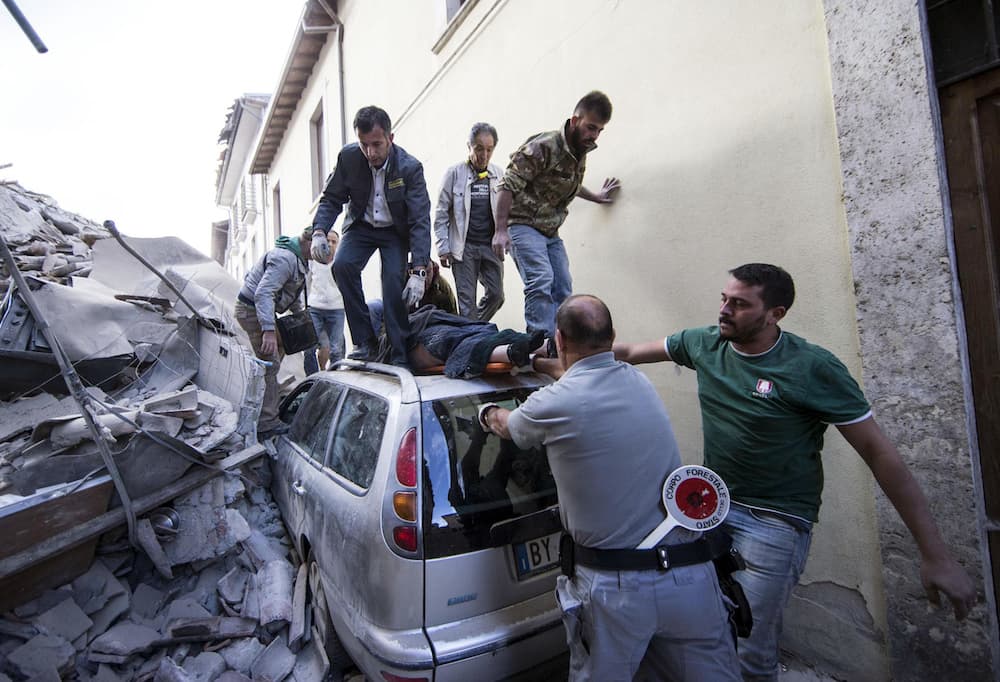 Rescatan a una persona que quedó atrapada en un auto en Amatrice
