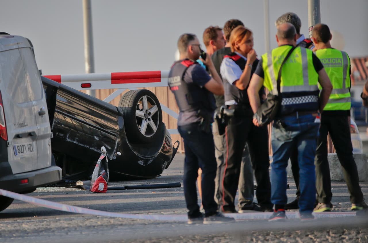 <b>Cambrilis, España (17 de agosto 2017). </b>A solo horas del atentado en Barcelona, un grupo de agresores también utilizó una van para atropellar a civiles en la localidad turística de Cambrils, a dos horas de la capital catalana. Los cinco terroristas fueron abatidos por la policía local. Llevaban falsos cinturones con explosivos, cuchillos y un hacha.
<b><a href="http://www.univision.com/noticias/atentado-terrorista/la-policia-frustra-otro-posible-atentado-terrorista-a-dos-horas-de-barcelona">En este segundo ataque</a></b> fueron heridas seis personas, una de las cuales murió después. La policía maneja la hipótesis de que los autores de ambas acciones estaban coordinados y sería la obra de una célula yihadista.