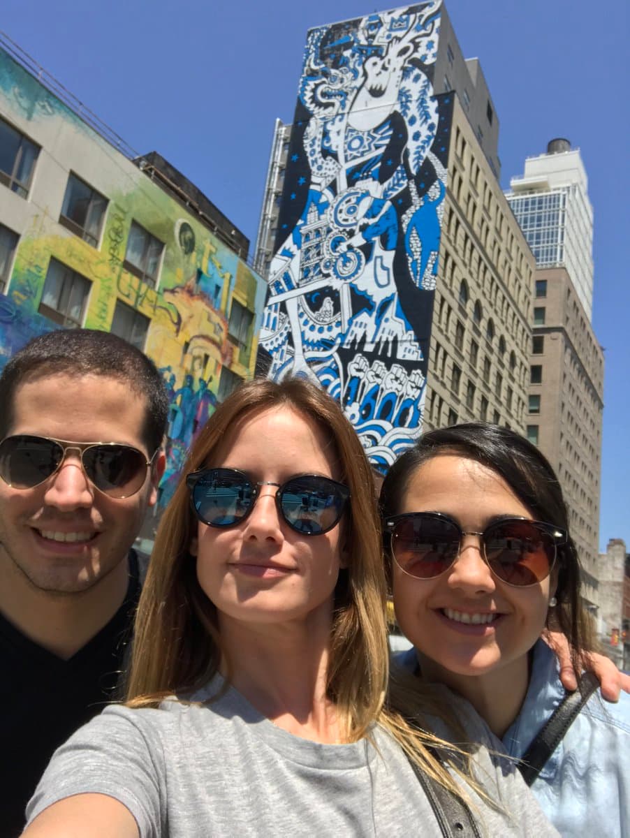 Este fue su penúltimo viaje, y claro que fue a una de sus ciudades favoritas en el mundo, Nueva York, aquí también viajó acompañada de sus seres más queridos, quedando fascinada por los murales de artistas urbanos realizados en altos edificios.