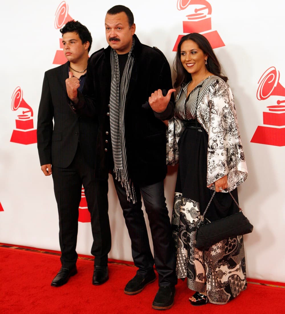 Pepe Aguilar (center), and his wife (r) and José Emiliano Aguilar in Las Vegas in 2011.