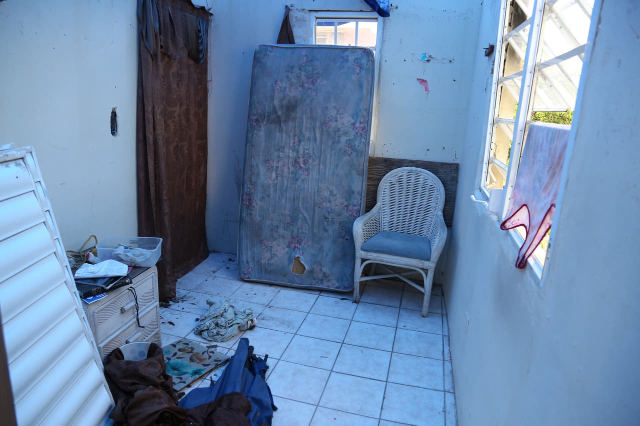 Aunque el municipio les había regalado cuatro toldos para reemplazar su techo, no pueden proteger toda la casa de las lluvias.