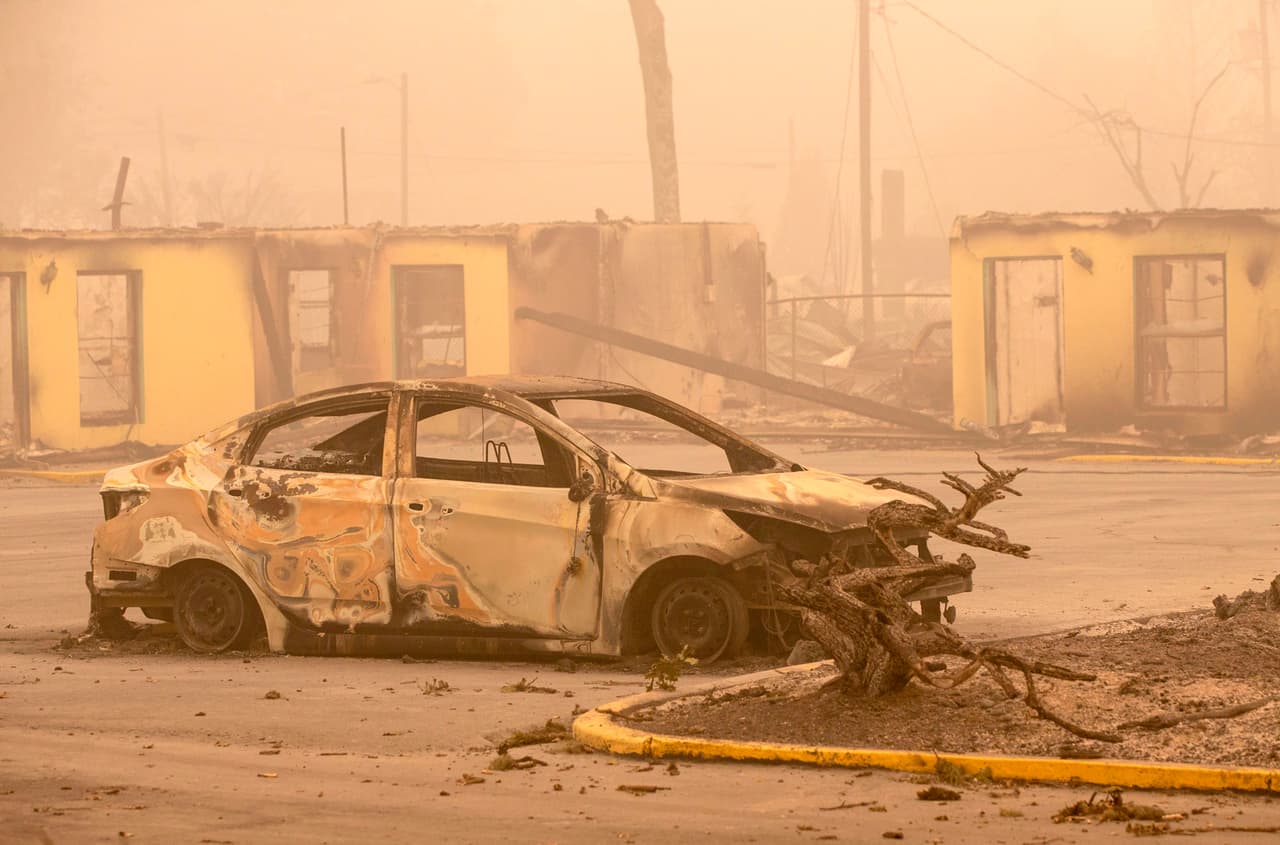 Huye siempre en dirección opuesta al humo y al viento, ya que es la zona menos probable hacia donde podría extenderse el fuego.
<br>
<br>
<b>En imagen:</b> los restos de un carro quemado en el estacionamiento de Oak Park Motel, en Gates, Oregon.