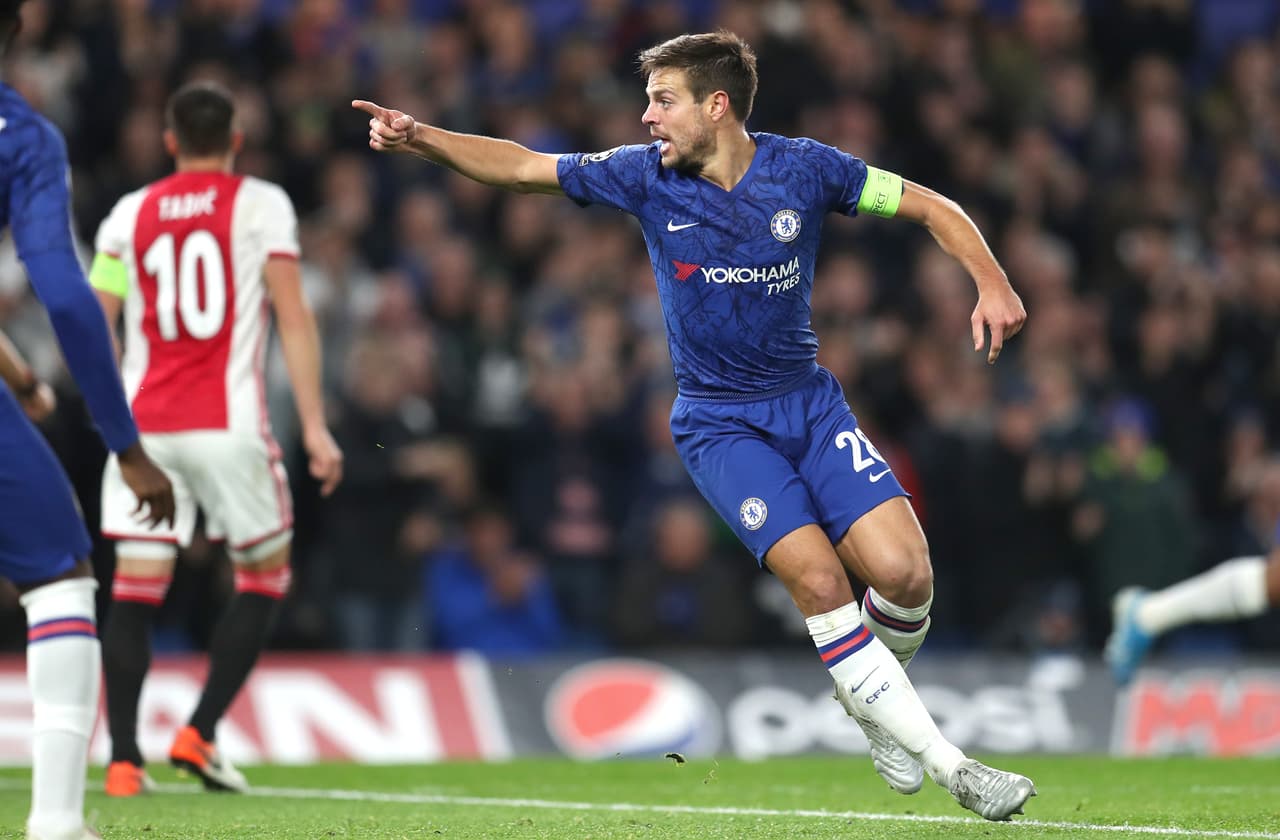 Cesar Azpilicueta del Chelsea celebra tras anotar golazo.