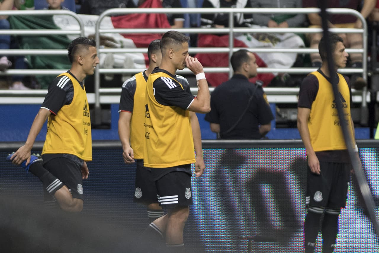 La gente en el estadio pedía el ingreso de Javier Hernández.