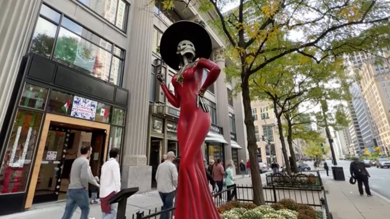 Catrina monumental adorna el Centro de Chicago