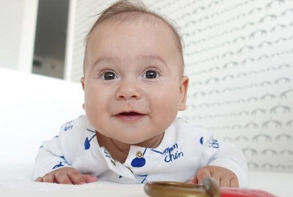 Bruce siempre ha sido un bebé muy alegre.