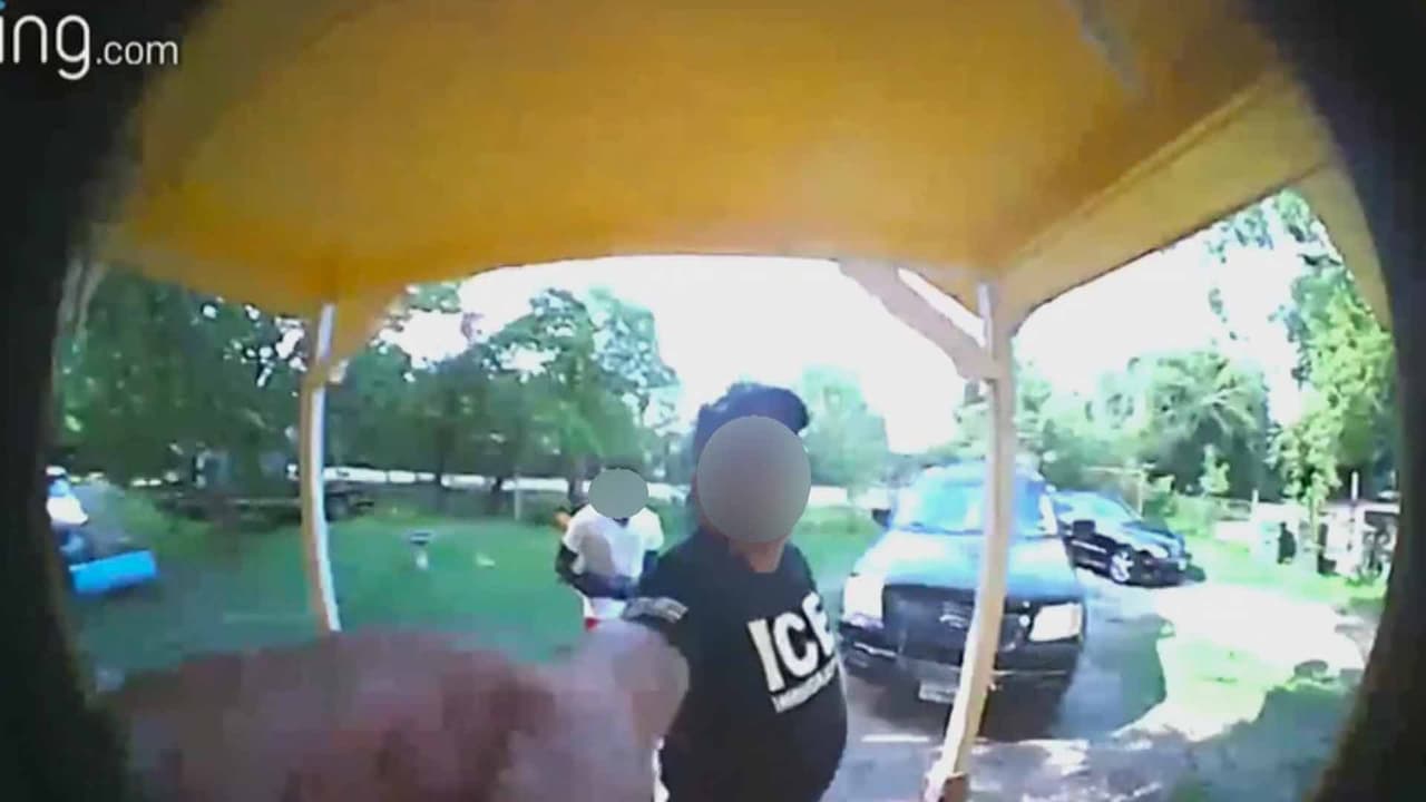 Toca a la puerta de una casa vistiendo camiseta de ICE y crea alarma entre residentes