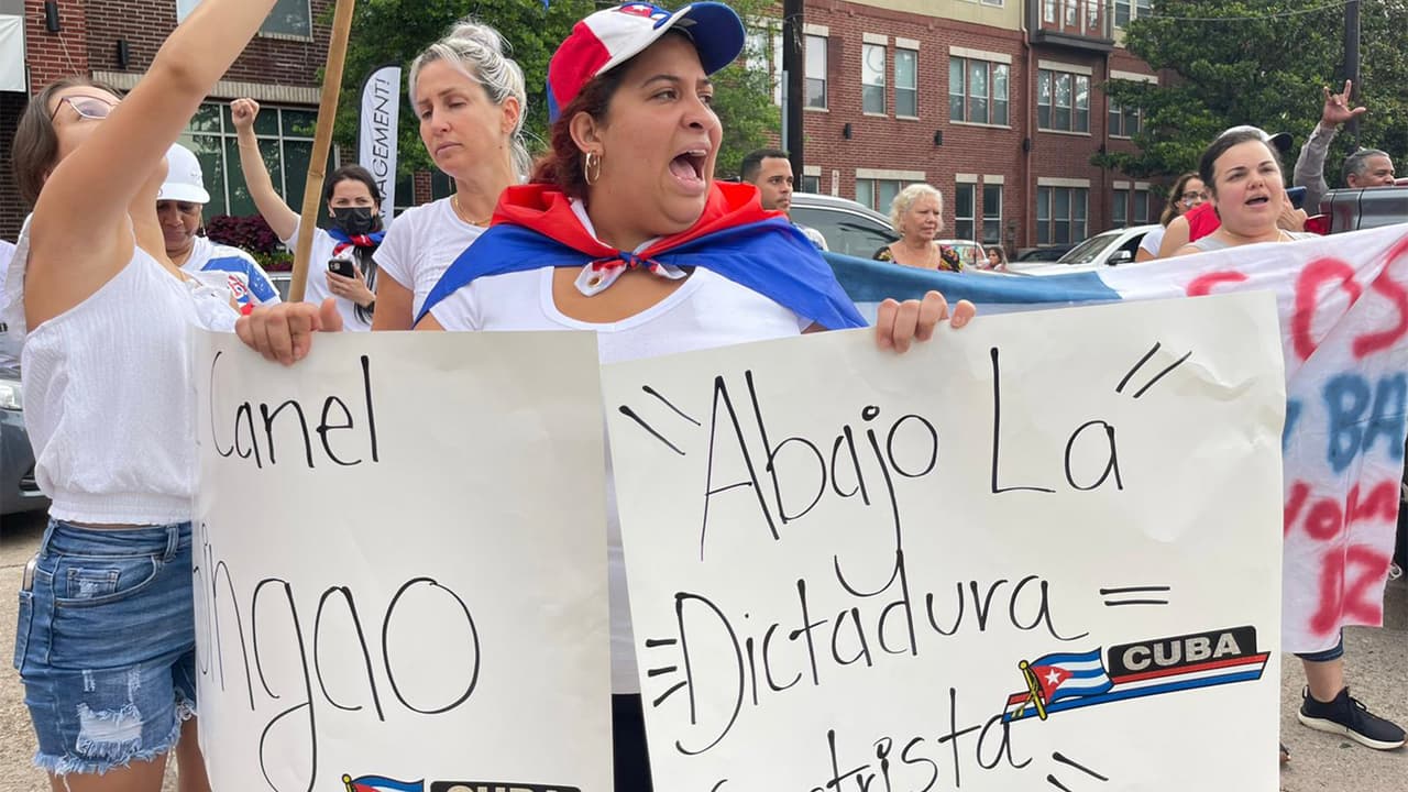 Decenas de 
<a href="https://www.univision.com/local/houston-kxln/protestas-de-cubanos-en-houston-por-la-situacion-en-su-pais-video">cubanos salieron a protestar este martes en Houston</a> por la situación que vive la isla.