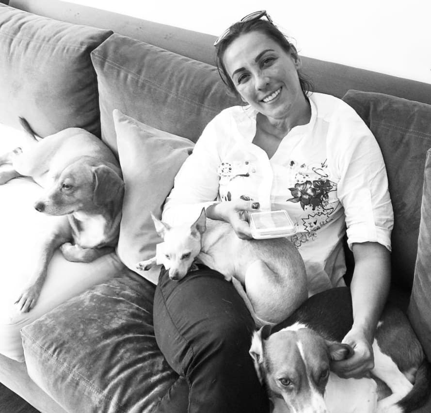 Sobre el padecimiento neurológico que se le manifestó de manera sorpresiva, dijo que no ha sido obstáculo ni para su carrera, ni empaña su sentido del humor. “¡Imagínate! ¡Si dejara que esta enfermedad me tumbara, y me hiciera dejar de reír, estaría realmente amolada!”
<br>