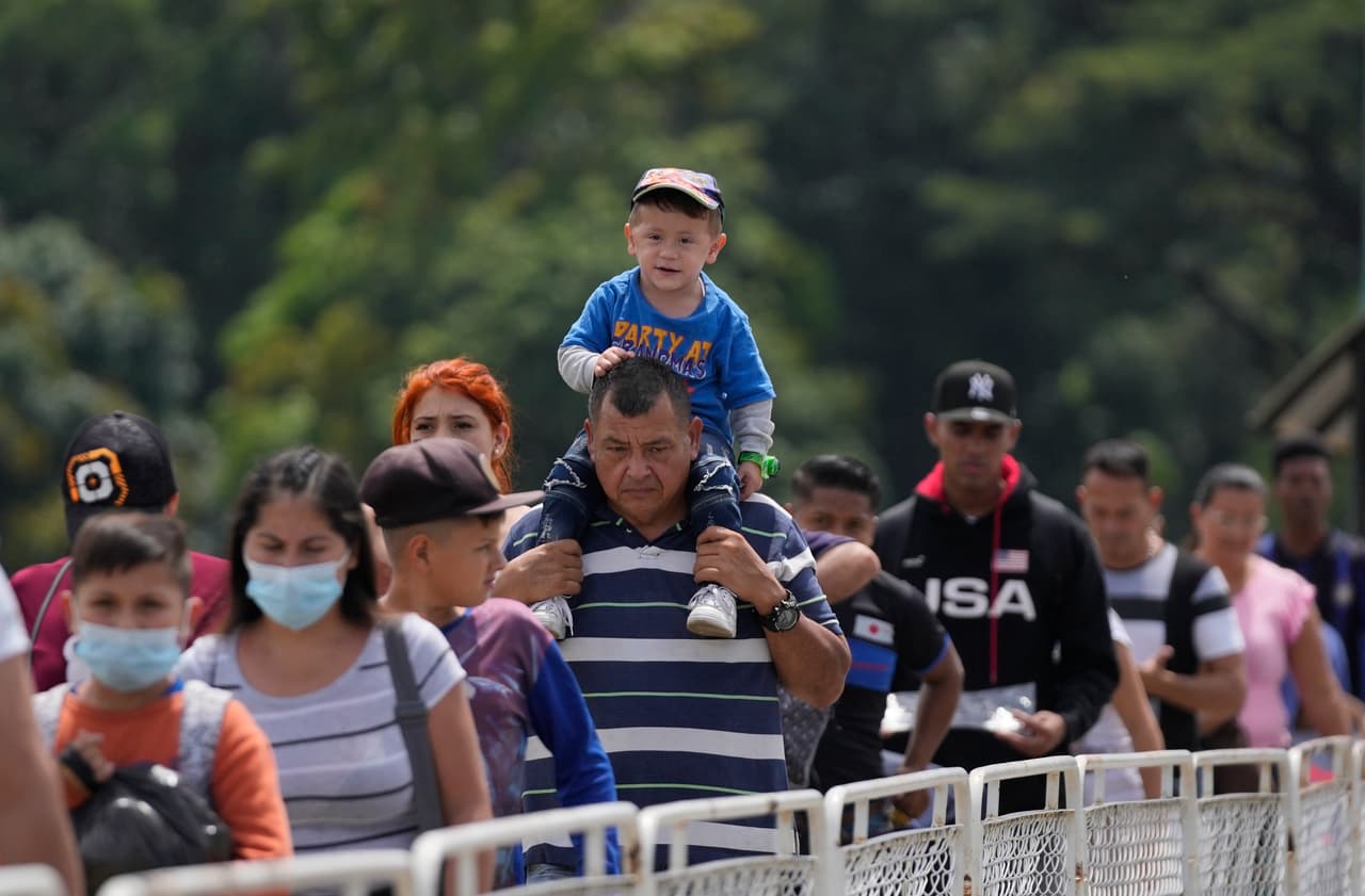 Los países restablecieron lazos formales el 29 de agosto bajo el liderazgo del mandatario de Venezuela, Nicolás Maduro, y el nuevo líder izquierdista de Colombia, Gustavo Petro.
<br>
<br>En la foto, peatones usan el Puente Internacional Simón Bolívar para cruzar entre San Antonio, Venezuela, y Cúcuta, Colombia.
<br>
<br>
<br>