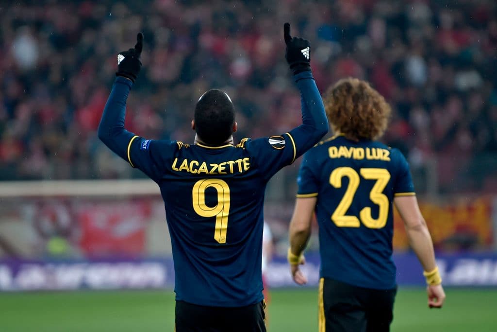 Alexandre Lacazette celebra después de anotar su gol.