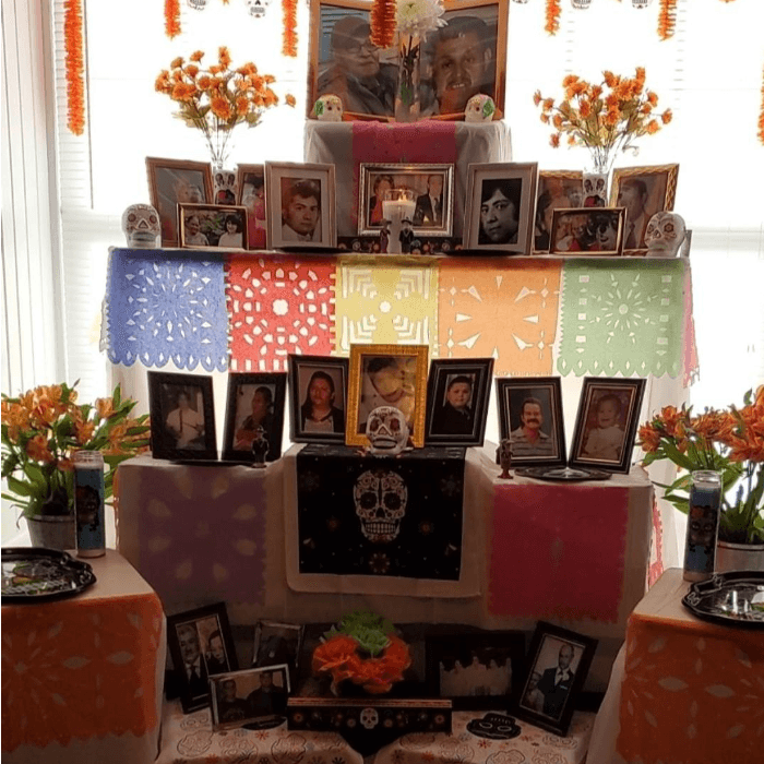 "Este altar representa a mí más íntima y cercana familia e amigos a los cuales fueron parte de mi vida. Se han ido, pero no son olvidado".