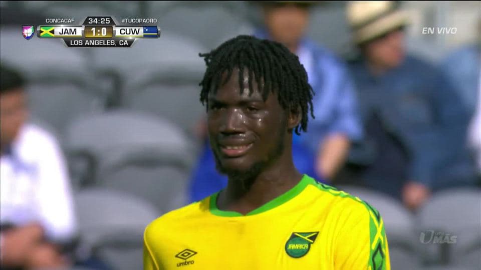 Tiro desviado de Shamar Nicholson