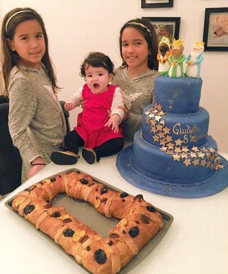 Karla Martínez: "Mis amores compartiendo la rosca que hicieron con sus manitas, con su primita Giulietta que hasta se sorprendió! Doble festejo para nuestra chiquita! ". (Enero 6, 2016)