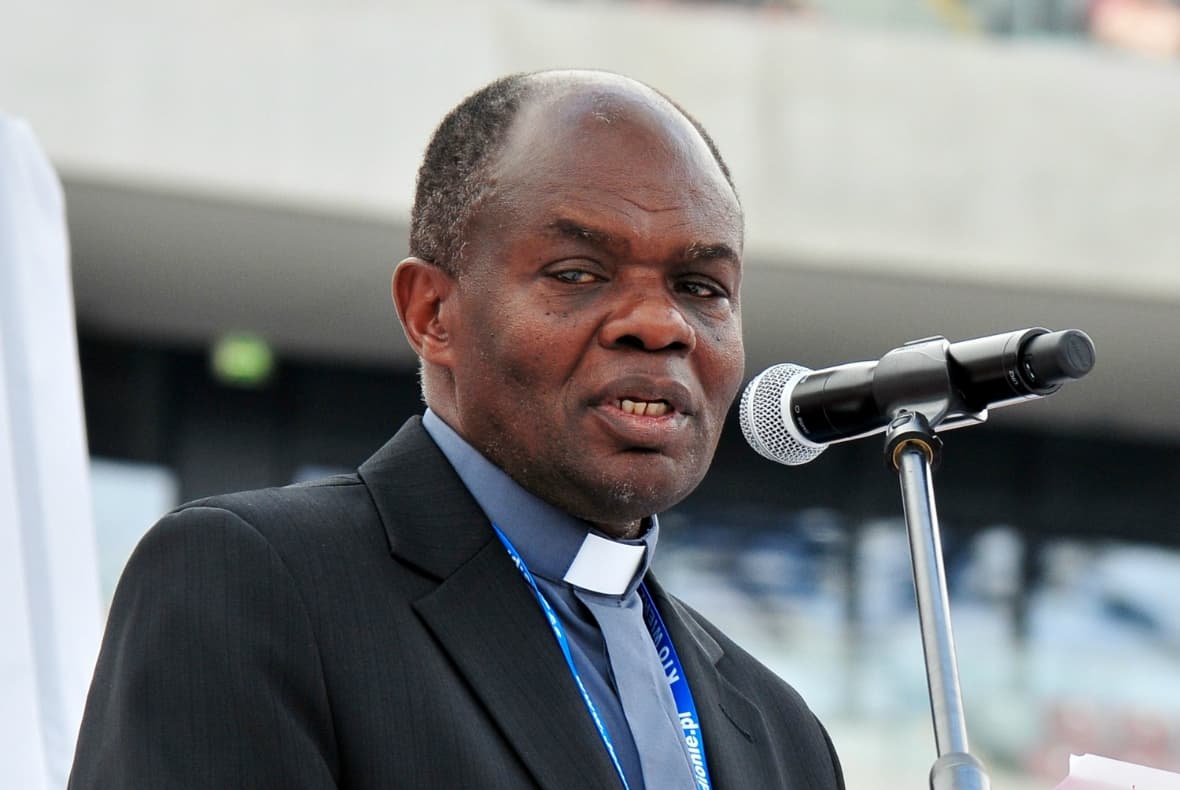 Sacerdote John Bashobora Celebra misas de sanación en Texas