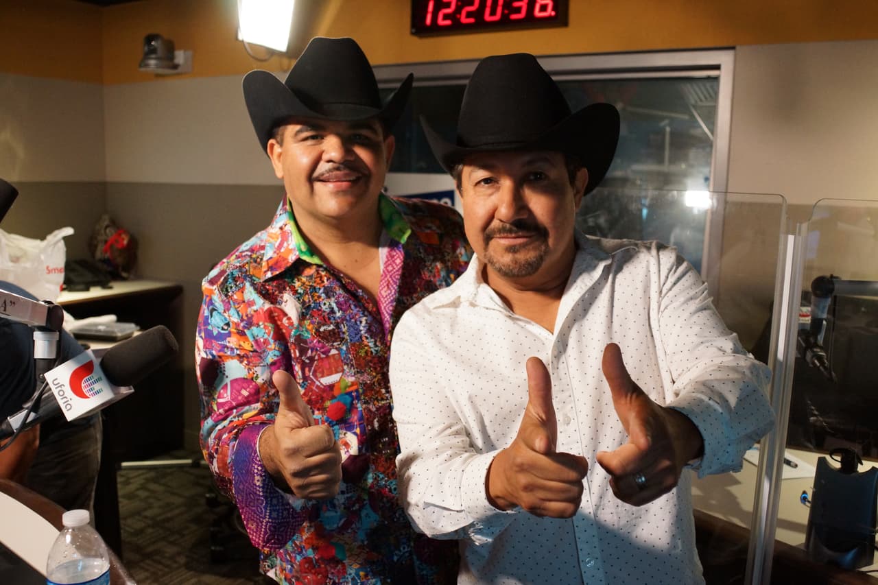 Chuy Lizarraga estreno su canción 'Casada o no' al lado de 'El Bueno, La Mala y El Feo'.