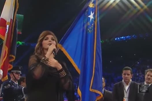 La cantante potosina, apenada, pidió al público que entonara el himno y días después señaló que ella buscaba realizar un buen papel, pero al final las cosas no salieron como esperaba.