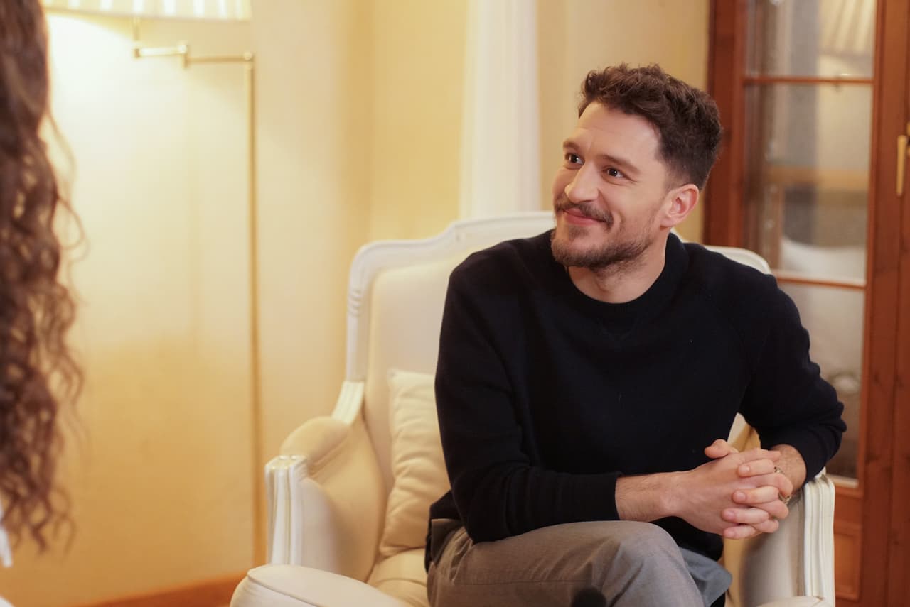 A sus 33 años y originario de Estambul, Turquía, el actor ya suma una larga lista de éxitos en el cine y la televisión de su país.