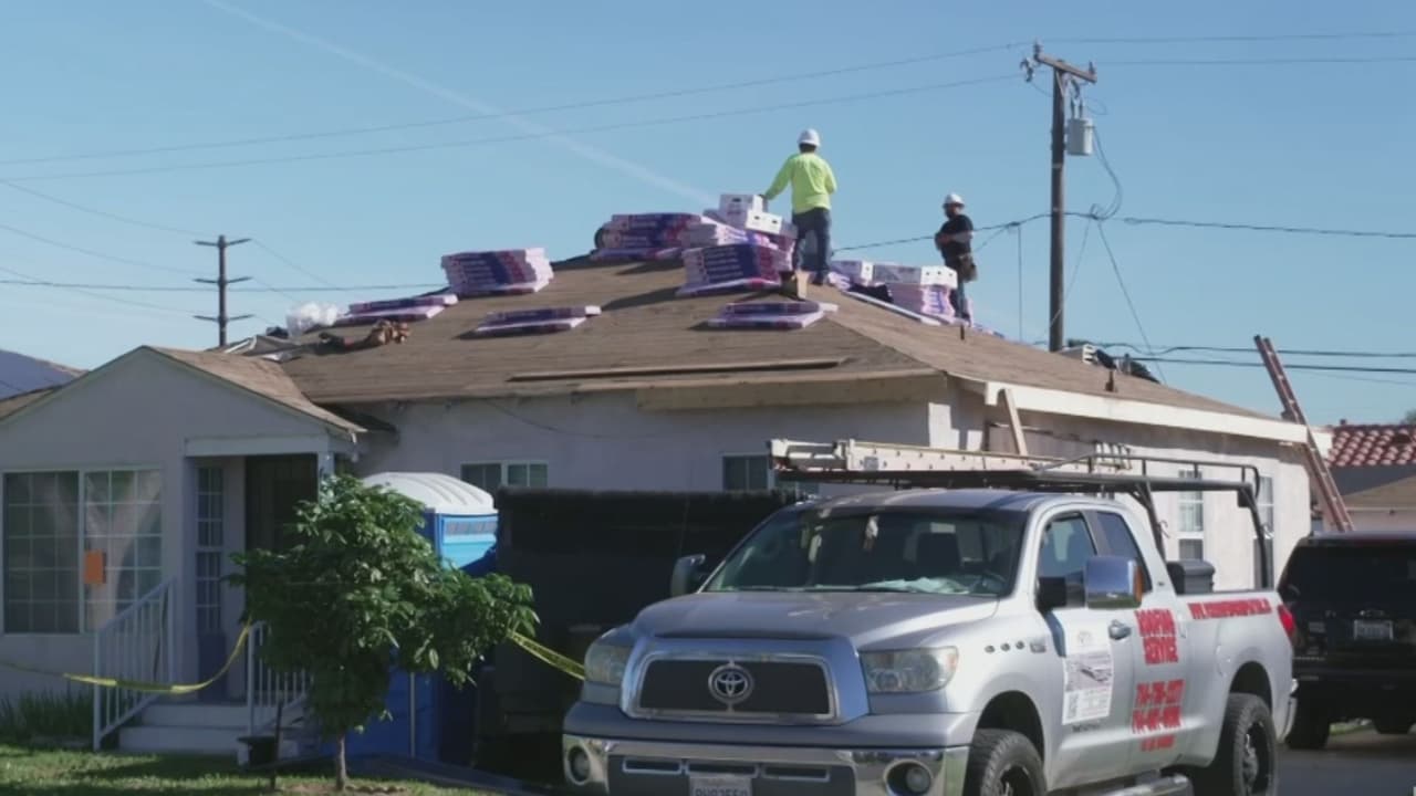 Video: Inmigrantes escapan por techos de casas durante operativo de ICE en California
