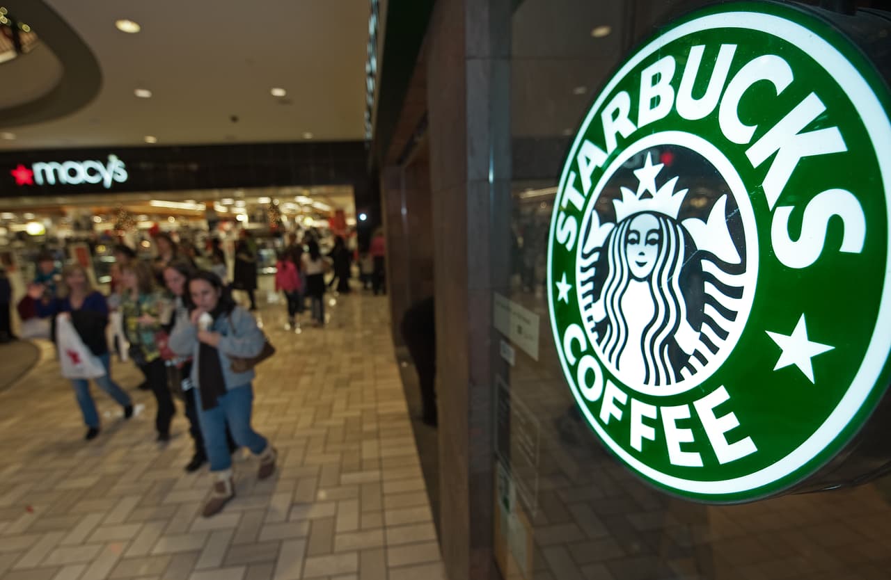 Puedes sentarte o usar el baño en Starbucks sin pedir café: estas son las nuevas reglas de la compañía