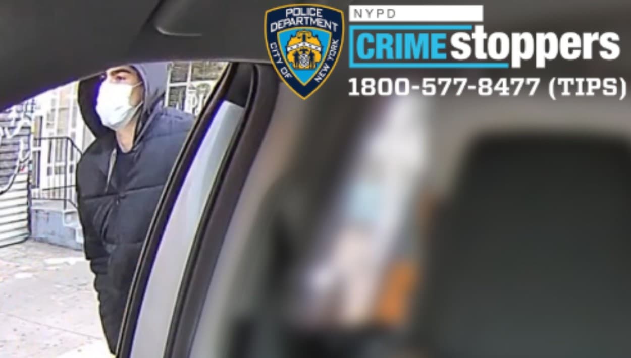 El FBI, que asiste a la policía de Nueva York con la investigación, ofrece una recompensa de
<b> 50,000 dólares por información</b> que permita capturar al sospechoso. NYPD, a través de Crime Stoppers, ofrece 
<b>10,000 dólares más.</b>