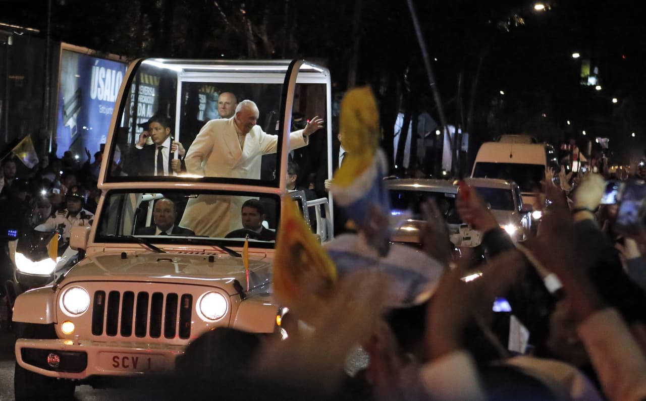 Abordó el papamóvil y recorrió las calles de la ciudad en donde lo esperaba una valla humana que iluminó su camino con lámparas y teléfonos celulares.
