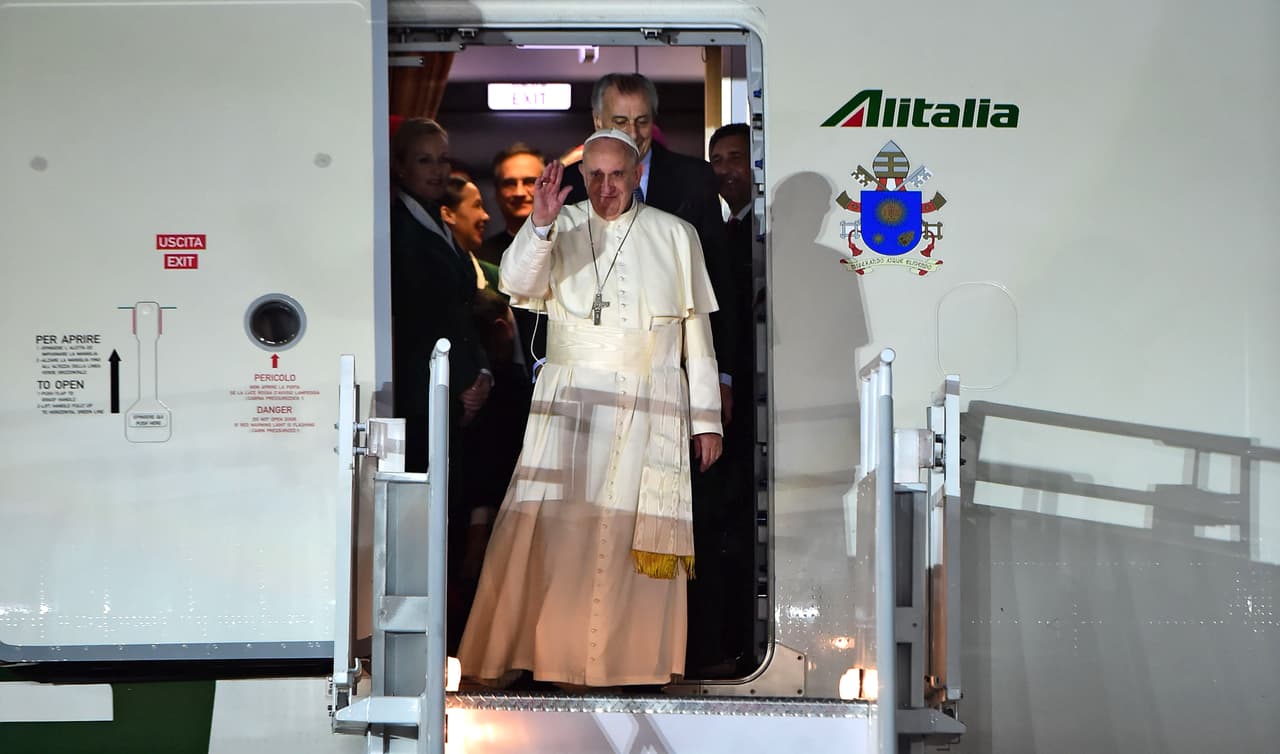 Por la noche, el Santo Padre aterrizó en el Hangar Presidencial.