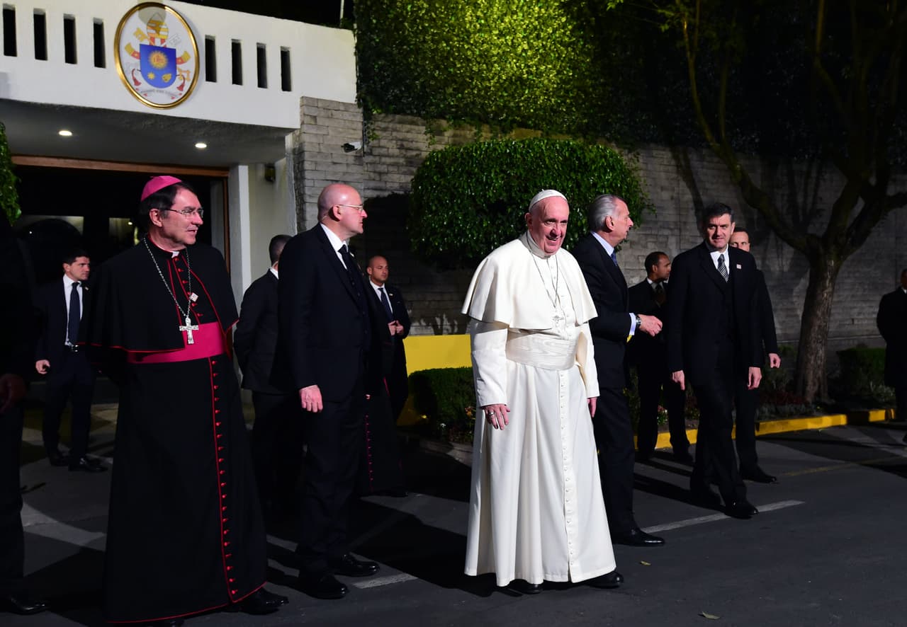 Ya en la Nunciatura Apostólica, el Papa salió a saludar a quienes esperaban afuera.