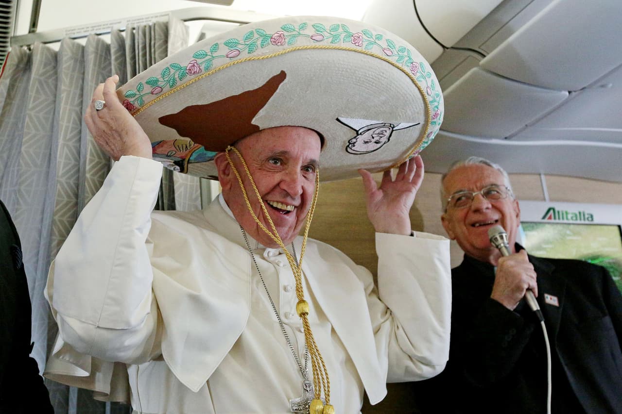 Antes de pisar tierra mexicana, en el avión el Papa se puso el tradicional sombrero de charro que le regaló la periodista Valentina Alazraki.