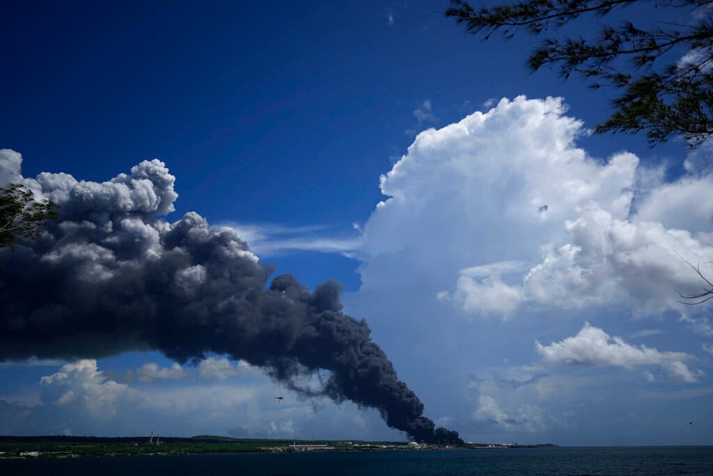 Según el mandatario, no existen antecedentes de un incendio de tales magnitudes en la Base de Supertanqueros.
<br>