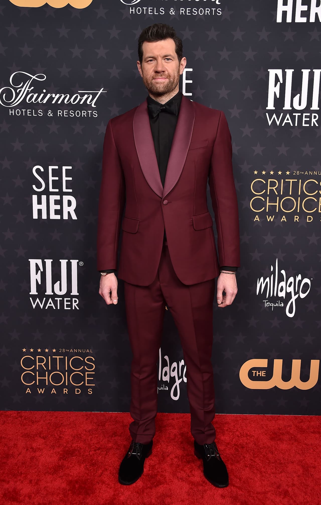 El comediante Billy Eichner, cuya película ‘Bros’ fue nominada a Mejor comedia, utilizó un traje en color granate con solapa de raso, combinado con una camisa de vestir negra y zapatos Christian Louboutin.
<br>