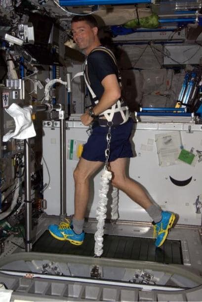 MI primer trote en el espacio. Los talones me hormiguean y tengo ganas de vomitar. Fotos: @astro_reid