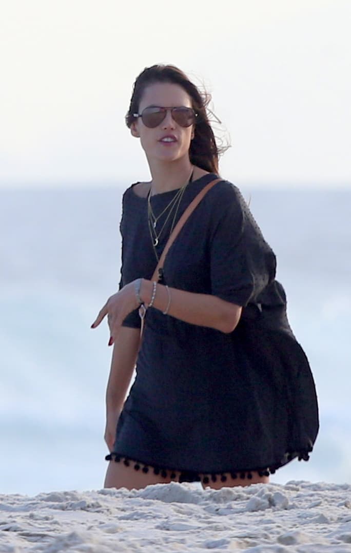 Se la pasa de viaje en viaje y de playa en playa.