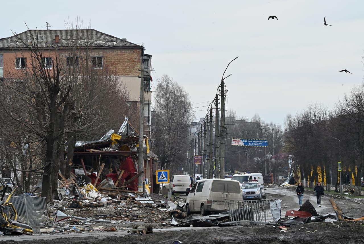 Vehículos, viviendas y otras estructuras destruidas en una calle principal de Borodyanka, la "ciudad más destruida de la región" de Kiev. Mira también:
<a href="https://www.univision.com/noticias/mundo/guerra-rusia-ucrania-diferencia-armas-defensivas-ofensivas">Ucrania pide armas ofensivas: te contamos en qué se diferencian de las que ha recibido hasta ahora.</a>