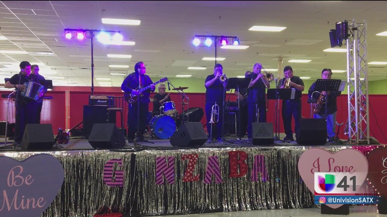 Adultos mayores celebran el Día del Amor y la Amistad