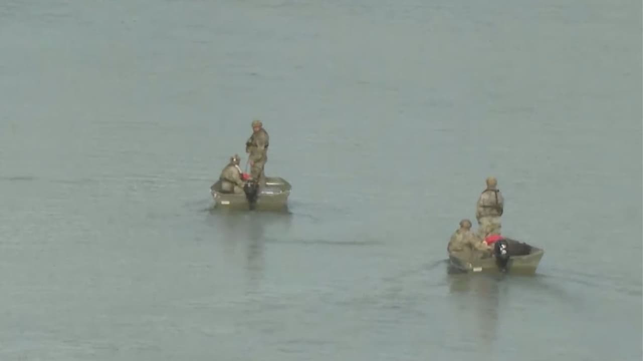 Agentes texanos vigilan en lanchas el cruce de Eagle Pass antes de inauguración de Trump
