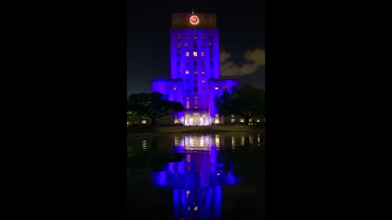 Así luce la alcaldía de Houston en honor al oficial que murió en un accidente de helicóptero