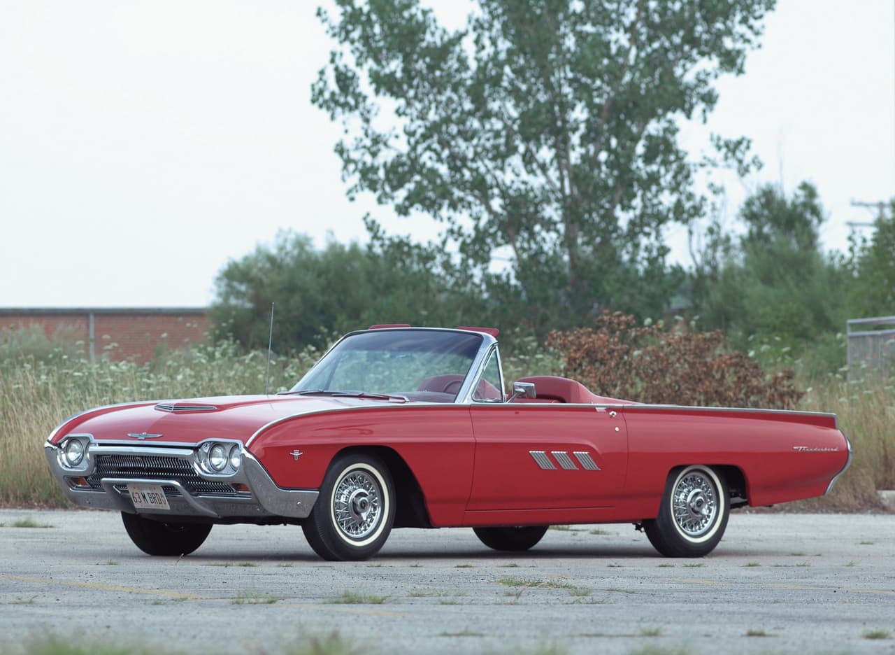 Este Thunderbird llevaba debajo del capó un poderoso 
<b>motor V8 de 3.9 litros</b>, que generaba 
<b>275 caballos de fuerza</b>, además del Special V8 de 300 caballos, y el High Performance V8 de 340. Fue un convertible emblemático de Ford.