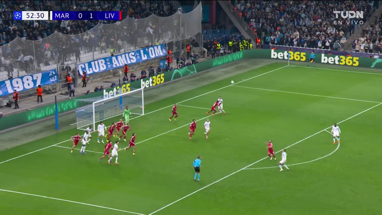 ¡TIRO ATAJADO! disparo por Timothy Weah.